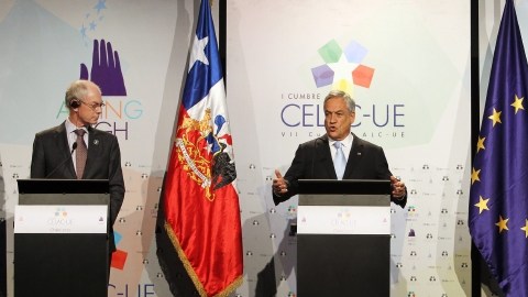 Los presidentes de Chile, Sebastián Piñera (cen.); del Consejo Europeo, Herman Van Rompuy (izq.); y de la Comisión Europea, José Manuel Durao Barroso, en rueda de prensa, al clausurar cumbre, en Santiago.