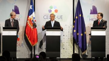 Los presidentes de Chile, Sebastián Piñera (cen.); del Consejo Europeo, Herman Van Rompuy (izq.); y de la Comisión Europea, José Manuel Durao Barroso, en rueda de prensa, al clausurar cumbre, en Santiago.