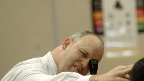 El síndrome del ojo seco es una enfermedad propia de los cambios hormonales  que se presentan durante  la menopausia.