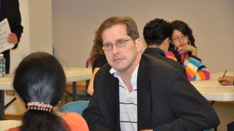 Andrew Sagartz durante uno de los programas de ayuda.  