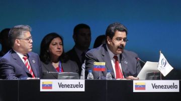 El vicepresidente de Venezuela, Nicolás Maduro (d), junto a su canciller, Elías Jaua (i), interviene durante la sesión plenaria de la Cumbre de la Comunidad de Estados Latinoamericanos y Caribeños (Celac), en Santiago de Chile.