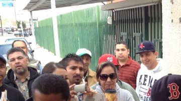 El primer afortunado en conseguir ayer boletos en las taquillas del Estadio Héctor Espino para la Serie del Caribe.