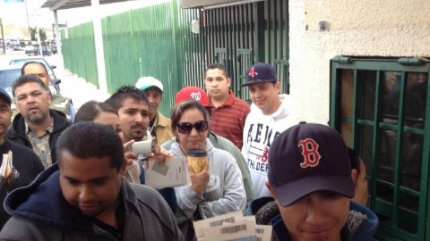 El primer afortunado en conseguir ayer boletos en las taquillas del Estadio Héctor Espino para la Serie del Caribe.