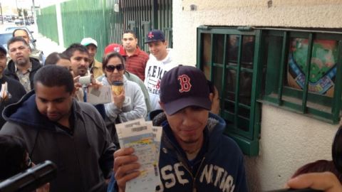 El primer afortunado en conseguir ayer boletos en las taquillas del Estadio Héctor Espino para la Serie del Caribe.