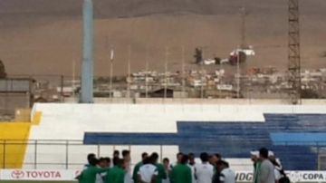 Jugadores del León charlan al final de su práctica en Iquique.