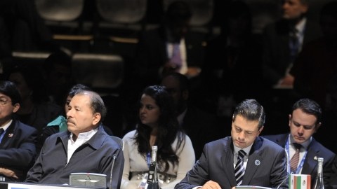 Enrique Peña Nieto (cen.) en la Cumbre del Celac, que se celebra en Santiago, Chile,  considera integrar más a México en América Latina y el Caribe.