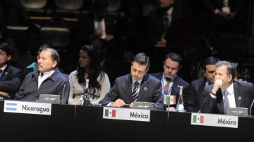 Enrique Peña Nieto (cen.) en la Cumbre del Celac, que se celebra en Santiago, Chile,  considera integrar más a México en América Latina y el Caribe.