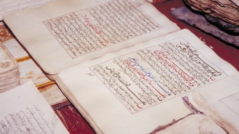 Manuscritos antiguos en un recinto donde se guardaban documentos declarados Patrimonio de la Humanidad por la UNESCO, en Malí.