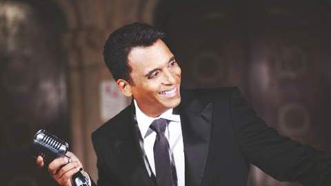 Jon Secada acaba de sacar el sencillo “Yo nunca te olvidaré”.