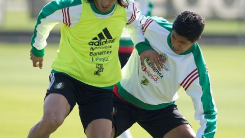 Aldo De Nigris (izq.) disputa el balón con Hugo Ayala en una práctica del Tricolorde cara al encuentro de hoy ante los daneses.