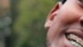 Diego Palomeque sale  pegado.