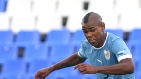El delantero de  Uruguay,  Diego Rolán (izq.),  en el juego contra la selección chilena disputado el domingo en el Sudamericano Sub-20.