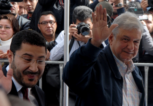 El Movimiento de Regeneración Nacional (Morena) comenzó su campaña de afiliación para constituirse en partido político dirigido por Andrés Manuel López Obrador (d) y Martí Batres.