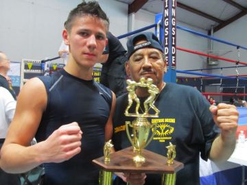 Eduardo García (izq.) con su entrenador Juan Moya. García quedó campeón en las 132 libras y fue el Mejor Boxeador del torneo juvenil.