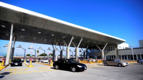 Autoridades aduanales, anunciaron que tomaran medidas emergentes para disminuir la espera en la frontera.