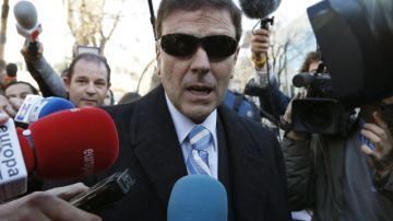 El doctor Eufemiano Fuentes, acusado en la 'Operación Puerto', atiende a los medios a su salida del Juzgado  de lo Penal de Madrid.