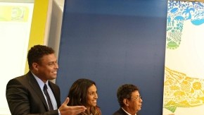 De izquierda a derecha, el exfutbolista Ronaldo, Marta Vieira,  Amarildo, Carlos Alberto  y Bebeto, presentan el cartel de  Brasil 2014.