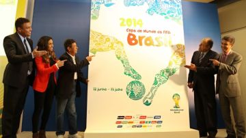 De izquierda a derecha, el exfutbolista Ronaldo, Marta Vieira,  Amarildo, Carlos Alberto  y Bebeto, presentan el cartel de  Brasil 2014.