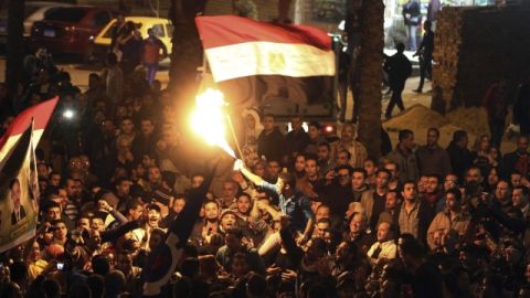 Manifestantes protestan durante el toque de queda impuesto en Suez, a unos 150 kilómetros de El Cairo, Egipto, ayer.