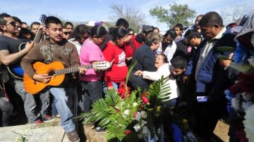 Familiares del músico Javier Flores, integrante del grupo Kombo Kolombia, asisten a su funeral, ayer.