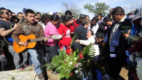Familiares del músico Javier Flores, integrante del grupo Kombo Kolombia, asisten a su funeral, ayer.
