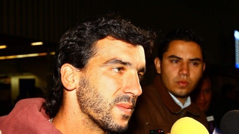 El uruguayo Juan Pablo Rodríguez charla con la prensa a su llegada, ayer, al Aeropuerto Internacional de Ciudad de México.