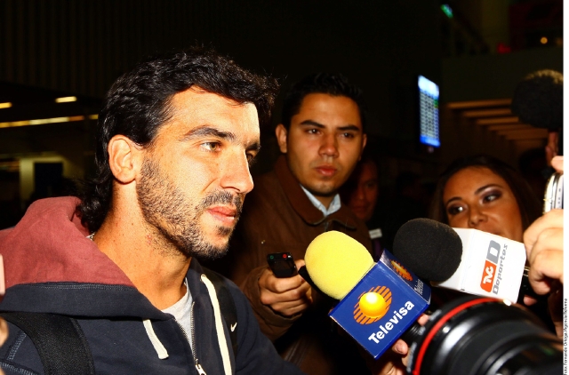 El uruguayo Juan Pablo Rodríguez charla con la prensa a su llegada, ayer, al Aeropuerto Internacional de Ciudad de México.