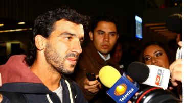 El uruguayo Juan Pablo Rodríguez charla con la prensa a su llegada, ayer, al Aeropuerto Internacional de Ciudad de México.