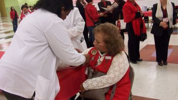 Mujeres reciben consultas médicas en el marco del Día Nacional de Vestir de Rojo, para concientizar sobre las enfermedades del corazón en la mujer.
