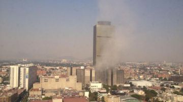 Reportes de lesionados y daños tras explosión en la Torre de Pemex en la Ciudad de México.