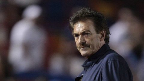 El técnico argentino Ricardo la Volpe tendrá que dejar el cigarro