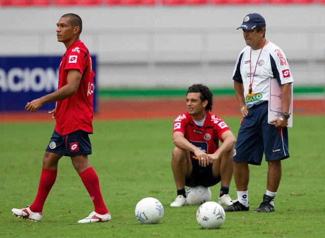 Jorge Luis Pinto (izq) observa movimientos de sus jugadores en la práctica de Costa Rica, que el miércoles enfrenta a Panamá.