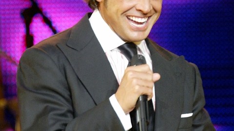 Luis Miguel en una de sus tantas presentaciones en el Anfiteatro Gibson de Los Ángeles.