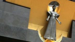 El cardenal Roger Mahony Mahony fue removido de sus cargos, por proteger  a curas pederastas.