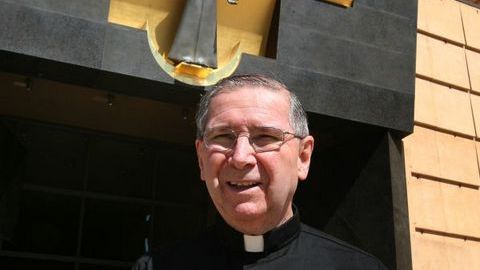 El cardenal Roger Mahony Mahony fue removido de sus cargos, por proteger  a curas pederastas.
