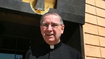 El cardenal Roger Mahony Mahony fue removido de sus cargos, por proteger  a curas pederastas.
