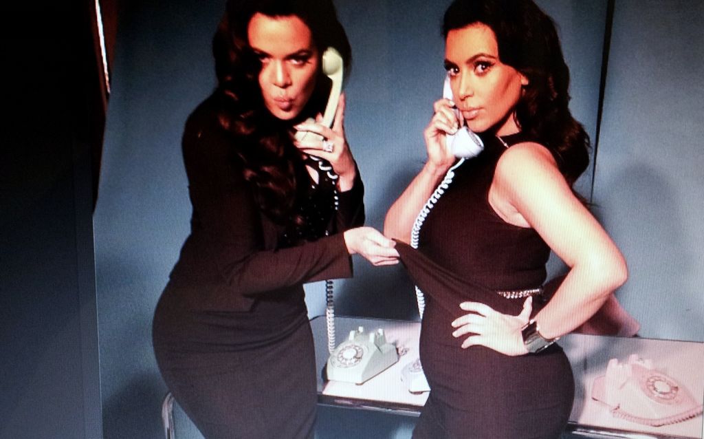 Kim Kardashian muestra primera fotografía de su embarazo. “Pues Hola ahí! #Salióderepente”, dice la foto con su hermana Khloe.
