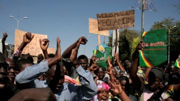 Manifestantes malienses, cuando pedían una intervención militar internacional para recuperar invadido por los islamistas.