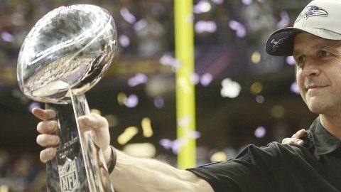 John Harbaugh, coach de Ravens, presume el trofeo Vince Lombardi