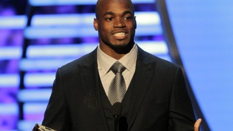 Adrian Peterson, corredor estelar de los Vikings, es el Jugador Más Valioso