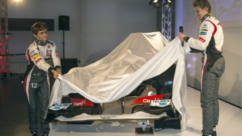 Esteban Gutiérrez (izq.) y el alemán Nico Huelkenberg, develan el bólido de Sauber un flamante Ferrari-C32.