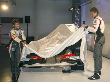 Esteban Gutiérrez (izq.) y  el alemán Nico Huelkenberg, develan el bólido de Sauber un flamante Ferrari-C32.