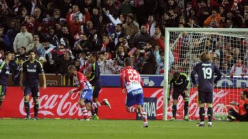Cristiano Ronaldo (izq.) observa el festejo de los  jugadores del Granada luego que su cabezazo entrara a su propia portería.