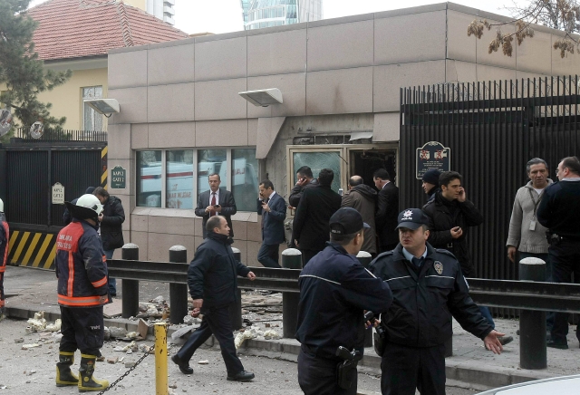 Policía turca asegura el área alrededor de la parte de atrás de la embajada estadounidense en Ankara, tras explosión  en entrada de seguridad.