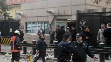 Policía turca asegura el área alrededor de la parte de atrás de la embajada estadounidense en Ankara, tras explosión  en entrada de seguridad.