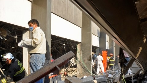 Aún continúan con el levantamiento de los escombros en los distintos sectores afectados de Pemex en busca de cuerpos atrapados.