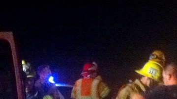 Personal de emergencia asiste a las víctimas de un accidente que involucró a un autobús turístico  a unas 80 millas de LA.