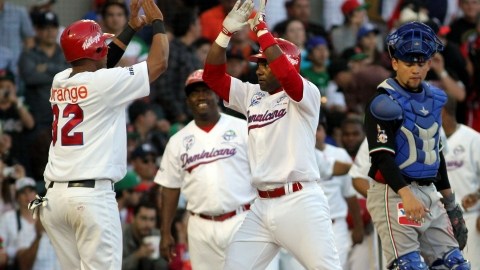 Miguel Tejada (der.) es saludado al llegar a home después de disparar cuadrangular en la segunda entrada anoche ante los aztecas.