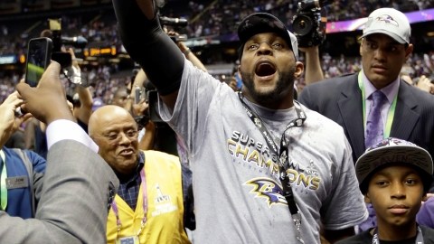 Ray Lewis dice adiós a los aficionados tras la victoria.