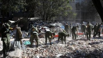 Militares rescatistas continúan buscando unos tres cuerpos  más en los escombros del edificio de Petróleos Mexicanos (Pemex), en Ciudad de México, ayer.